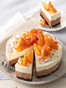 Cheesecake al doppio cioccolato con albicocche e caramelle