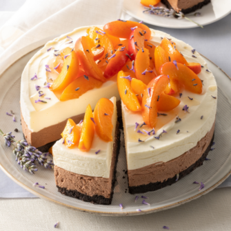 Cheesecake al doppio cioccolato con albicocche e caramelle