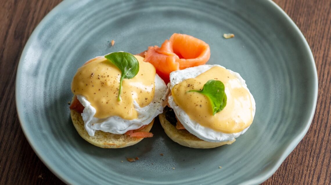 Uova alla Benedict al salmone su un piatto