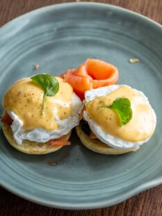 Uova alla Benedict al salmone su un piatto