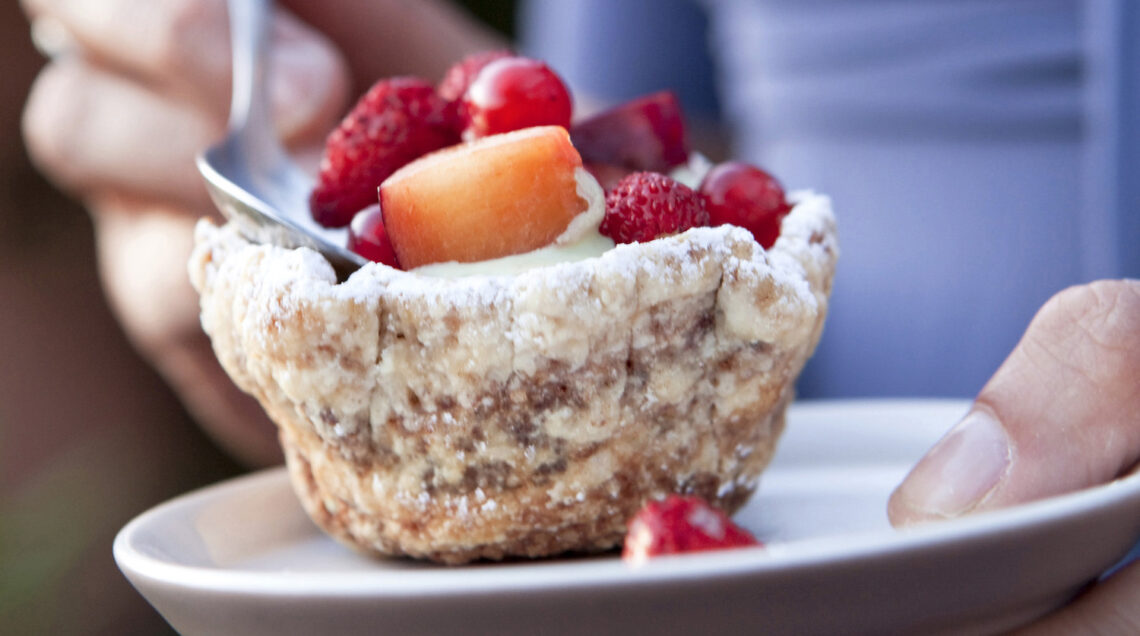 coppette con frutta e gelato