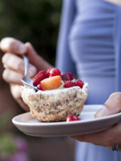 coppette con frutta e gelato