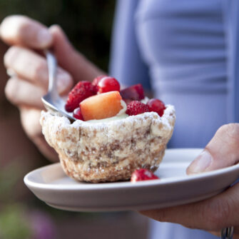 coppette con frutta e gelato