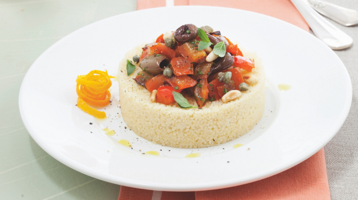 Couscous veg con peperoni, olive taggiasche e frutta secca