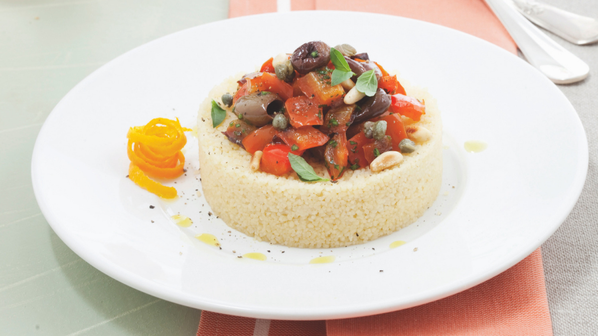 Couscous veg con peperoni, olive taggiasche e frutta secca