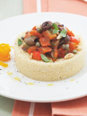 Couscous veg con peperoni, olive taggiasche e frutta secca