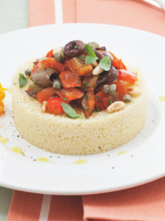Couscous veg con peperoni, olive taggiasche e frutta secca