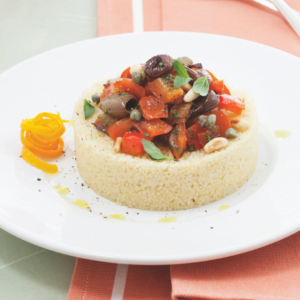 Couscous veg con peperoni, olive taggiasche e frutta secca