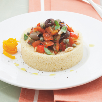 Couscous veg con peperoni, olive taggiasche e frutta secca