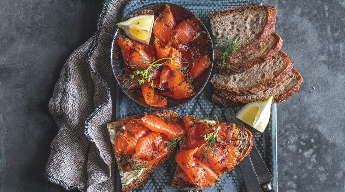 Crostoni al salmone marinato al caffè