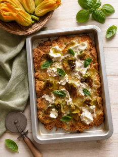 Focaccia furba con fiori di zucca e formaggio cremoso