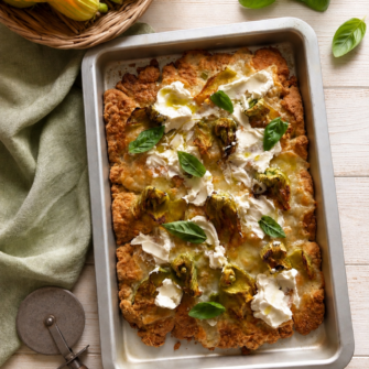 Focaccia furba con fiori di zucca e formaggio cremoso