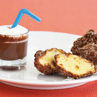 Frittelle di frutta con zuppetta di cioccolato