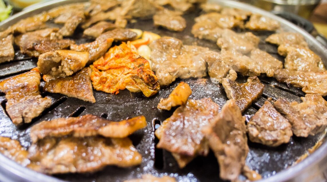 Grill alla coreana. Un piccolo braciere viene portato al centro del tavolo e ognuno si cuoce la carne individualmente