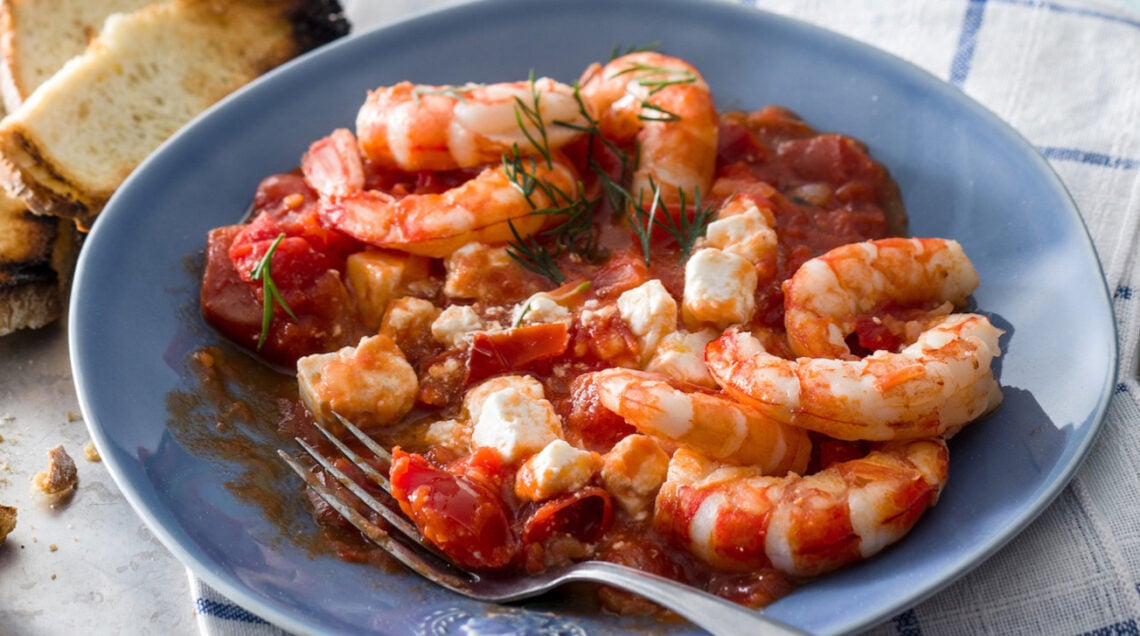 piatto di Gamberi saganaki alla greca con feta e pomodoro