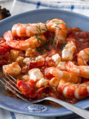piatto di Gamberi saganaki alla greca con feta e pomodoro