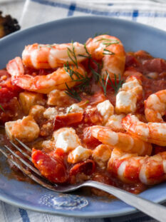 piatto di Gamberi saganaki alla greca con feta e pomodoro