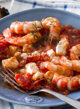 piatto di Gamberi saganaki alla greca con feta e pomodoro