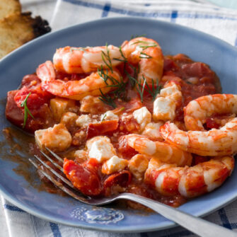piatto di Gamberi saganaki alla greca con feta e pomodoro