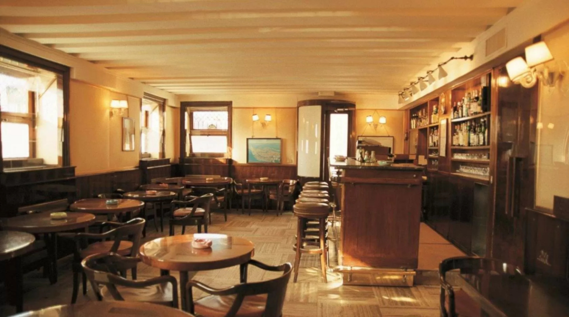 Veduta dell'Interno dello storico Harry's Bar a Venezia, aperto nel 1931, con tavoli e bancone
