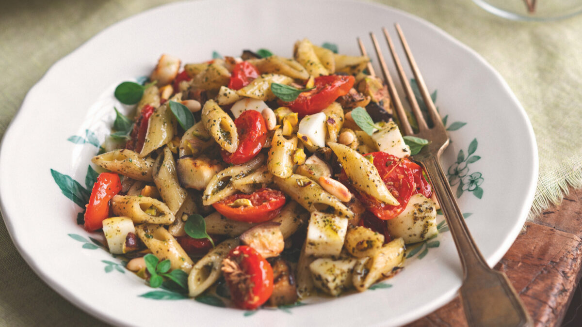 Insalata di pasta al pesto di maggiorana e melanzane