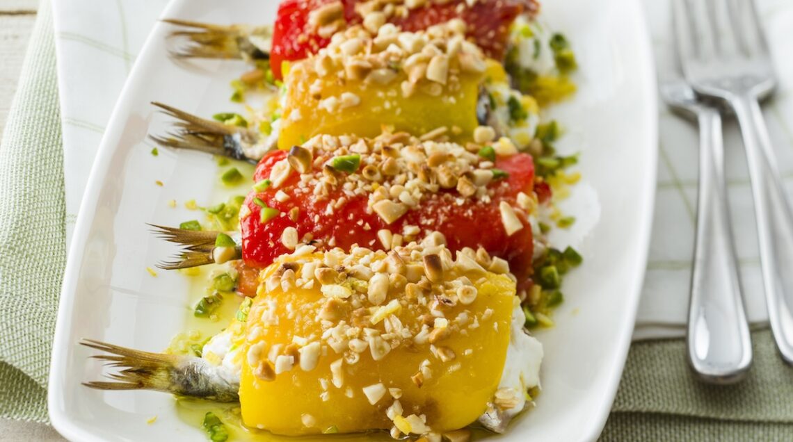Involtini di peperoni alle sarde con frutta secca