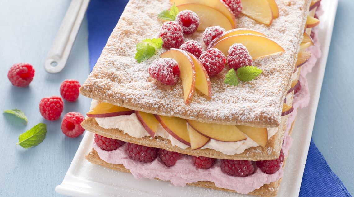 Millefoglie con pesche e lamponi