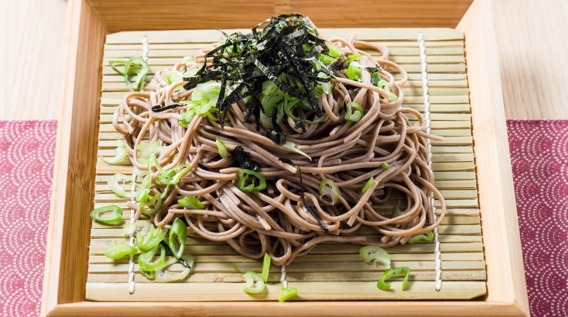 Noodles di grano saraceno con cipollotti e alga nori