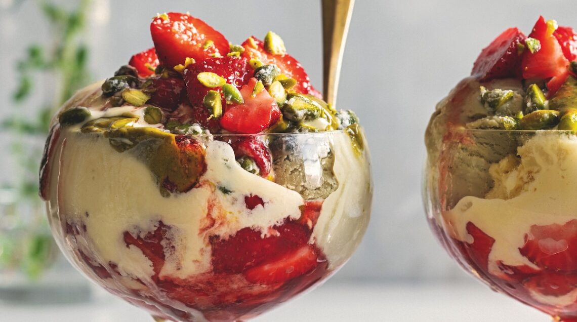 Paciugo alla crema con pistacchi sabbiati e fragole sciroppate