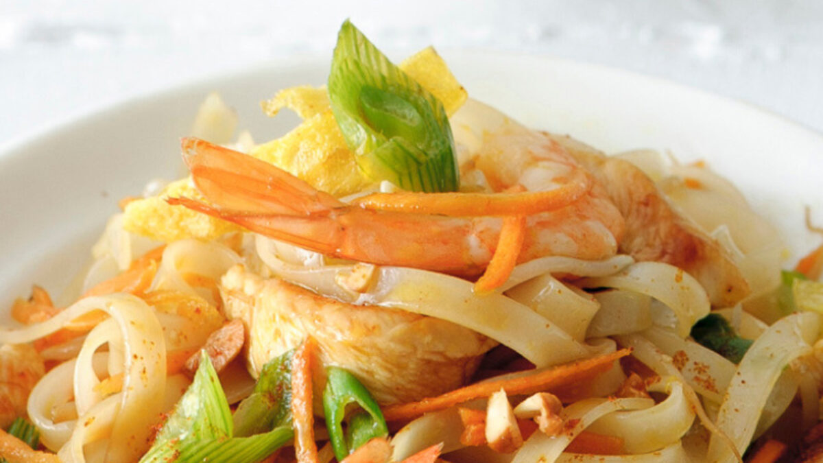 Pad Thai con pollo e code di gambero