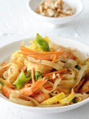 Pad Thai con pollo e gamberi