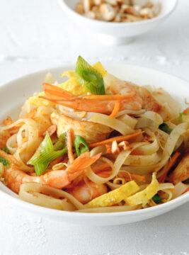 Pad Thai con pollo e gamberi