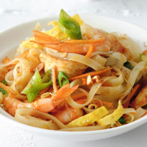 Pad Thai con pollo e gamberi