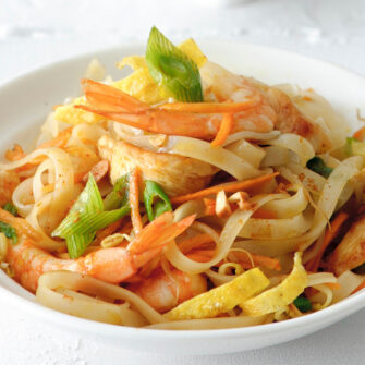 Pad Thai con pollo e gamberi