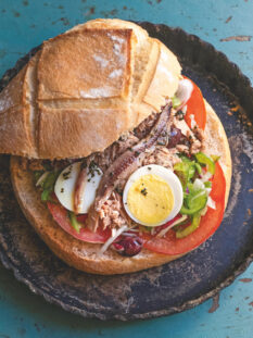 Pan Bagnat: il panino provenzale con tonno, acciughe, olive, uovo