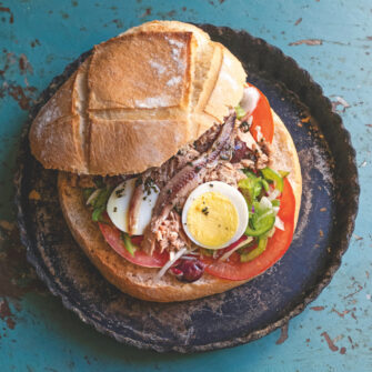 Pan Bagnat: il panino provenzale con tonno, acciughe, olive, uovo