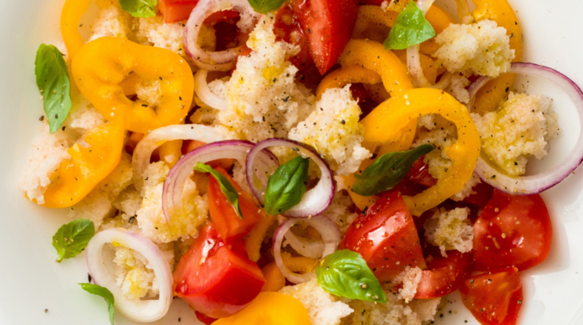 panzanella estiva, con ortaggi, pane raffermo, peperoncino
