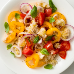 panzanella estiva, con ortaggi, pane raffermo, peperoncino