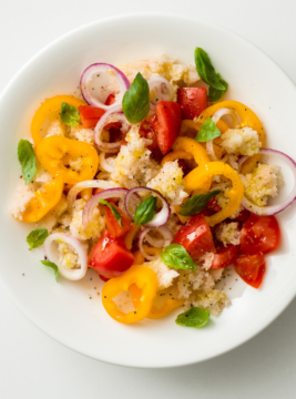 panzanella estiva, con ortaggi, pane raffermo, peperoncino