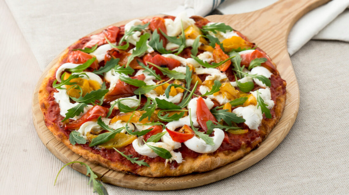Pizza bianca con peperoni e mozzarella di bufala