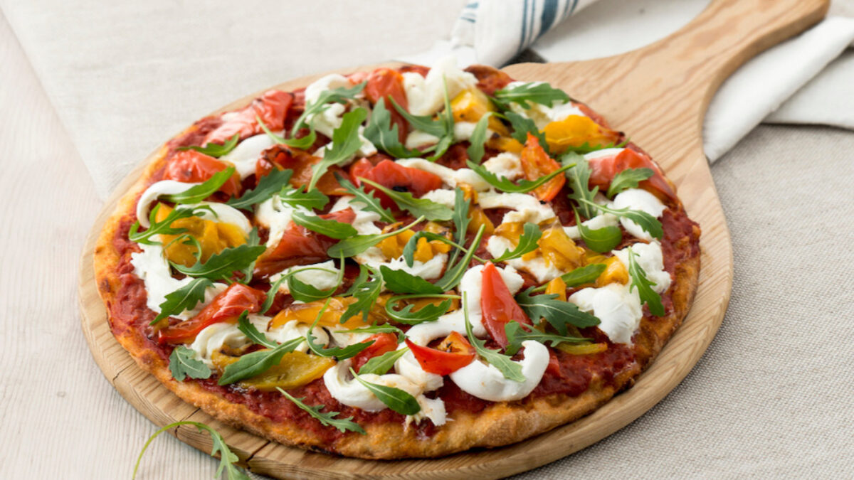 Pizza con peperoni e mozzarella di bufala