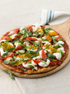 Pizza bianca con peperoni e mozzarella di bufala