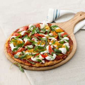 Pizza bianca con peperoni e mozzarella di bufala