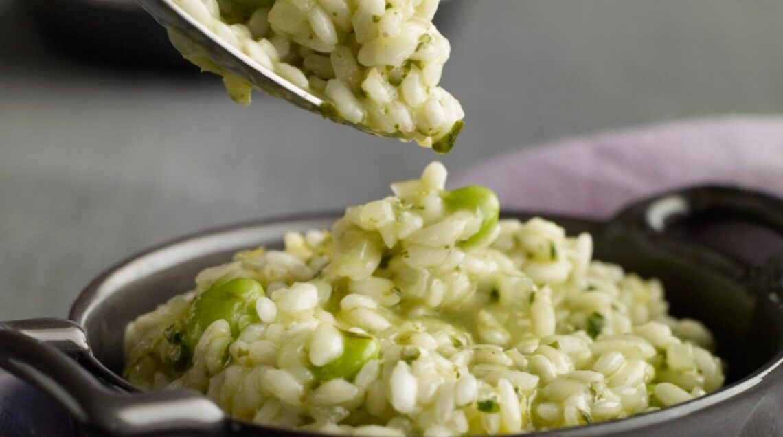 Un perfetto piatto di risi e bisi, da mangiare con il cucchiaio come vuole la tradizione