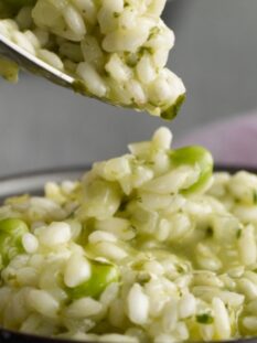 Un perfetto piatto di risi e bisi, da mangiare con il cucchiaio come vuole la tradizione
