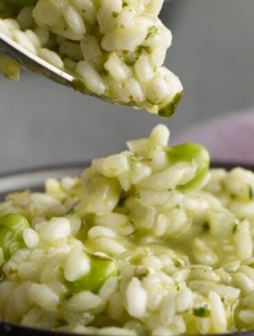 Un perfetto piatto di risi e bisi, da mangiare con il cucchiaio come vuole la tradizione