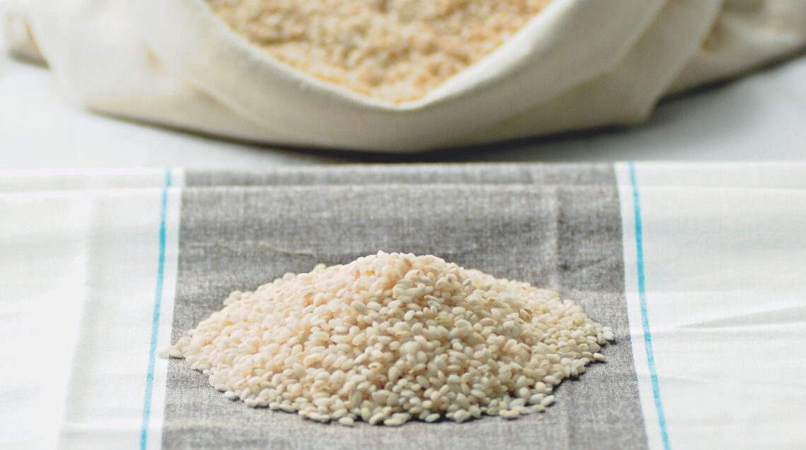 Un mucchietto di chicchi di riso Vialone Nano, ideale per cucinare Risi e Bisi come da tradizione