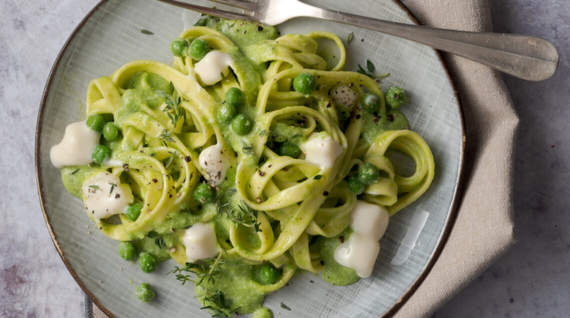 piatto di tagliatelle verdi con taleggio