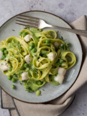piatto di tagliatelle verdi con taleggio