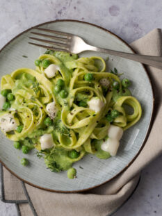 piatto di tagliatelle verdi con taleggio